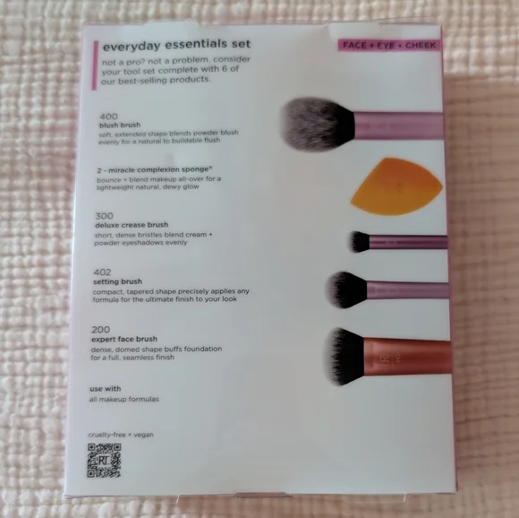 🐣 3 For $20 Easter - Real Techniques Pink and Purple Brush Set with Sponges - Picture 4 of 4